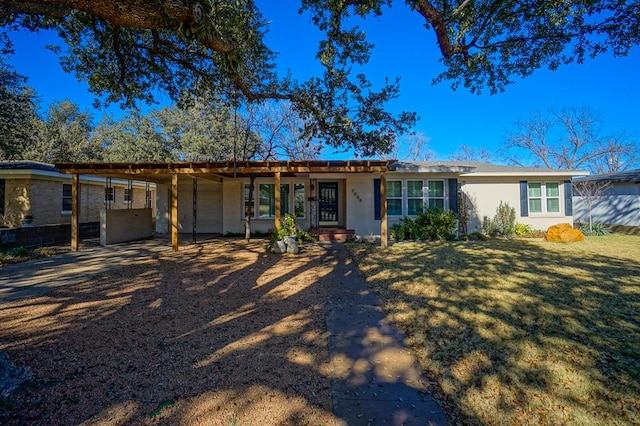 ranch-style home featuring a front lawn and a carport