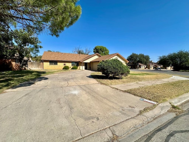 ranch-style house featuring a front lawn