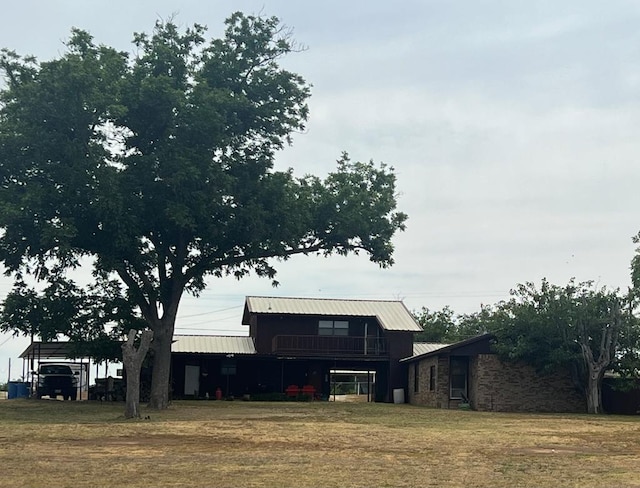 view of yard featuring a balcony