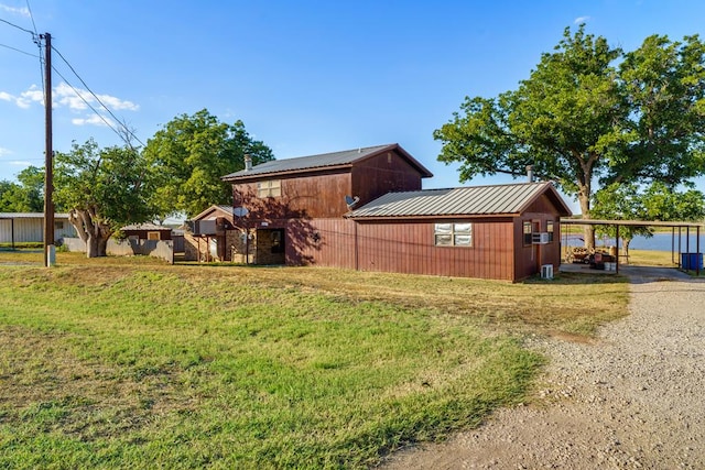 view of yard with an outbuilding and a carport