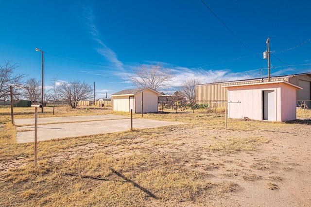 view of yard featuring a storage shed