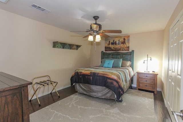 bedroom featuring ceiling fan, dark hardwood / wood-style flooring, and a closet