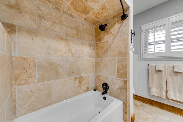 bathroom featuring tiled shower / bath combo