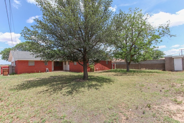 1900 Goliad St, Big Spring, TX 79720 - view of yard