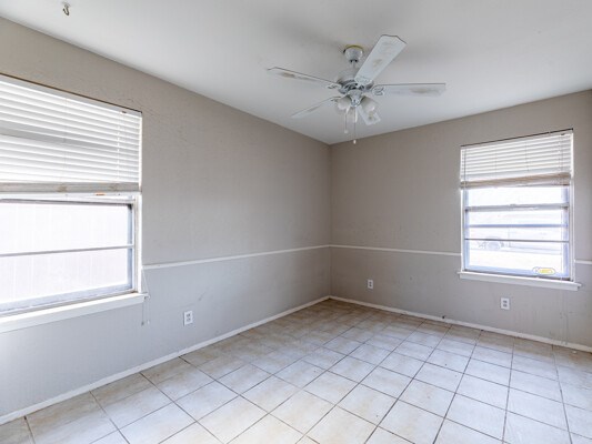 unfurnished room featuring ceiling fan and light tile patterned floors