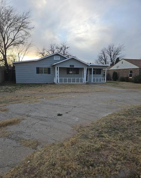 ranch-style home featuring covered porch