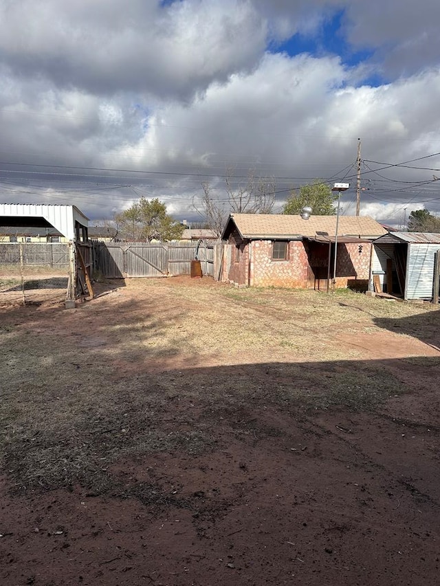 view of yard with an outdoor structure