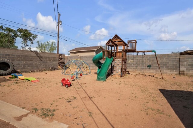 2401 Morrison Dr, Big Spring, TX 79720 - view of play area featuring a fenced backyard