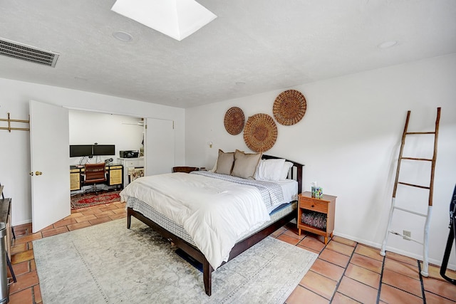 907 Harvard Ave, Midland, TX 79701 - bedroom featuring a desk and a skylight