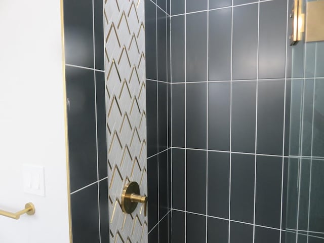 9811 E County Rd 108, Midland, TX 79706 - bathroom view of tiled shower