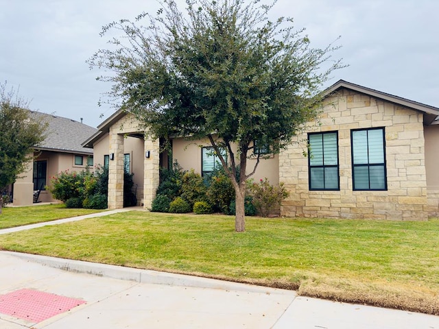 view of front of property featuring a front lawn