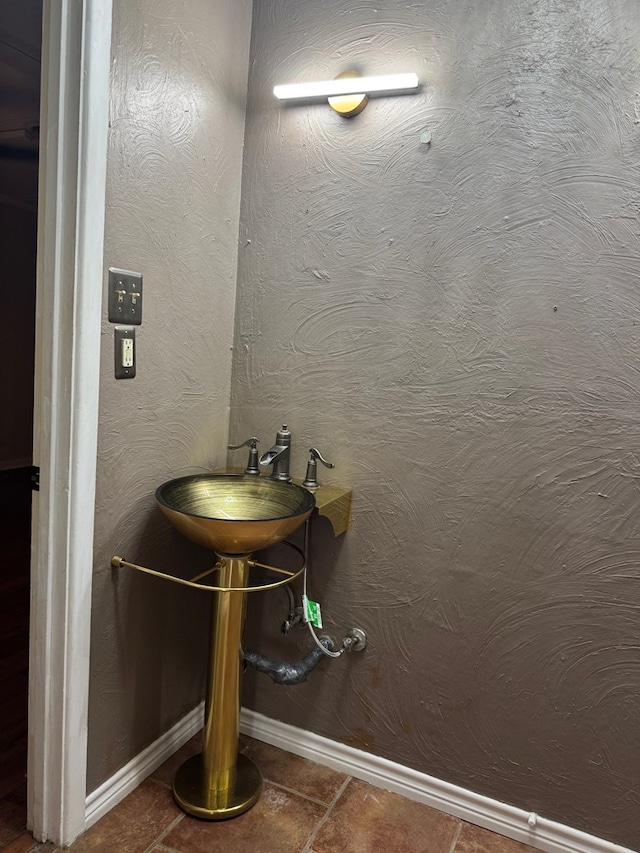 906 W 5th St, Fort Stockton, TX 79735 - bathroom with tile patterned floors and baseboards
