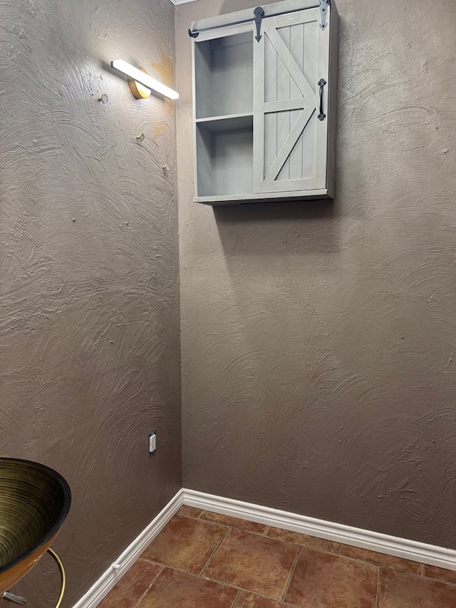 906 W 5th St, Fort Stockton, TX 79735 - interior space featuring baseboards and a barn door