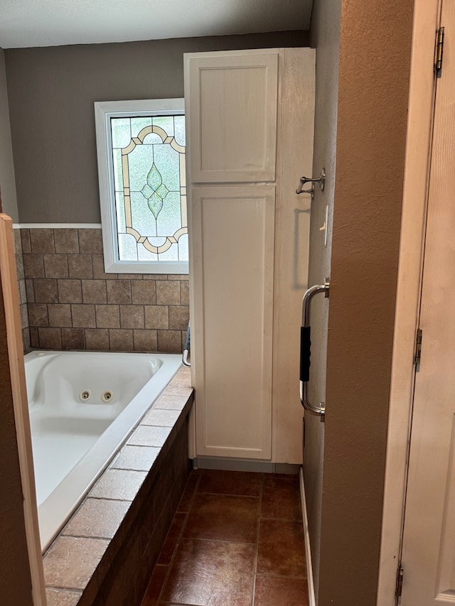 906 W 5th St, Fort Stockton, TX 79735 - bathroom featuring a whirlpool tub