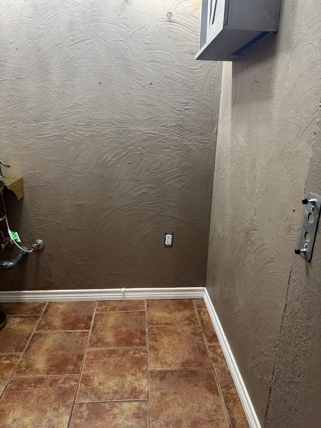 906 W 5th St, Fort Stockton, TX 79735 - detailed view of baseboards