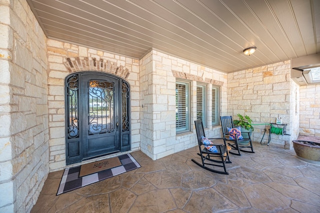 entrance to property featuring covered porch