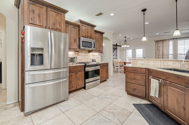kitchen with crown molding, tasteful backsplash, a sink, an inviting chandelier, and stainless steel appliances