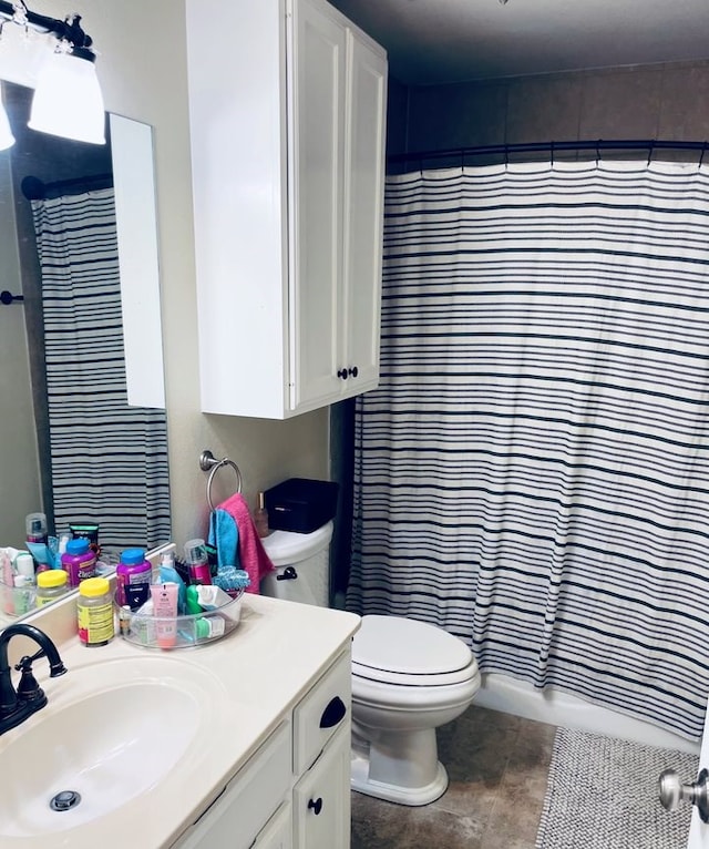 full bathroom featuring toilet, a shower with curtain, and vanity