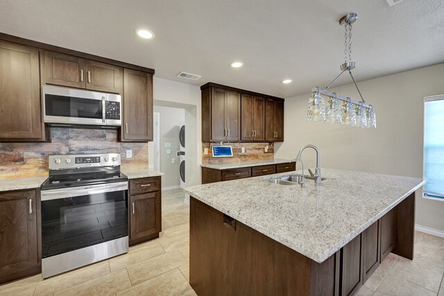 1901 College Ave, Midland, TX 79701 - kitchen featuring stainless steel appliances, a sink, backsplash, baseboards, and dark brown cabinets