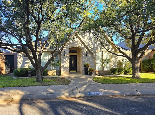 view of front of house featuring a front lawn