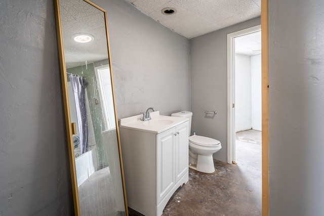 bathroom with curtained shower, toilet, and vanity