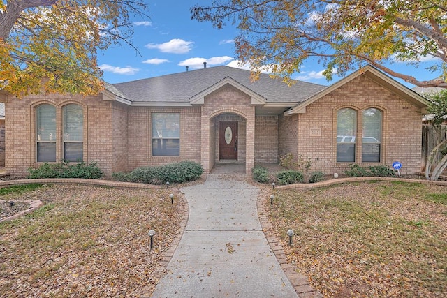 view of front of property with a front yard