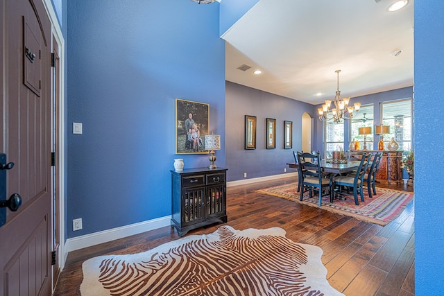 dining space featuring a notable chandelier, hardwood / wood-style floors, recessed lighting, baseboards, and visible vents
