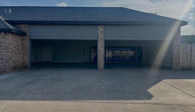 900 Keystone Ct, Midland, TX 79705 - garage featuring concrete driveway