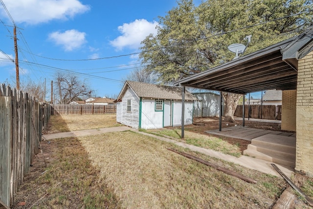 view of yard with an outdoor structure