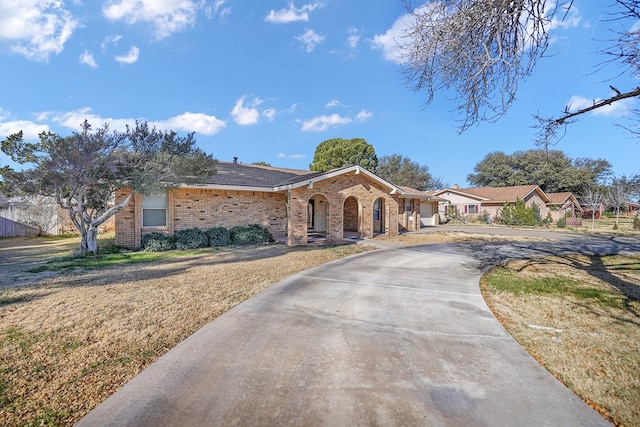 single story home with a front lawn