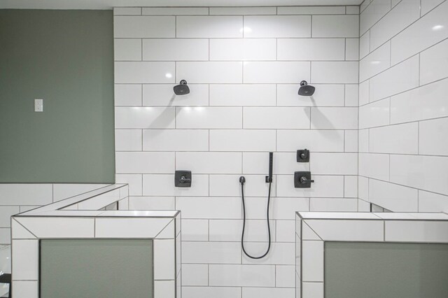 bathroom featuring tiled shower