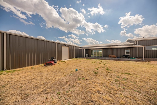 view of yard featuring an outdoor structure