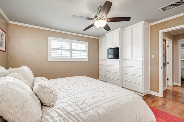 2607 N N St, Midland, TX 79705 - bedroom with light wood-style floors, a ceiling fan, baseboards, visible vents, and ornamental molding