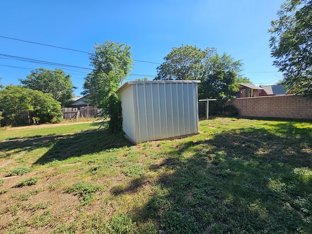 view of yard featuring a shed