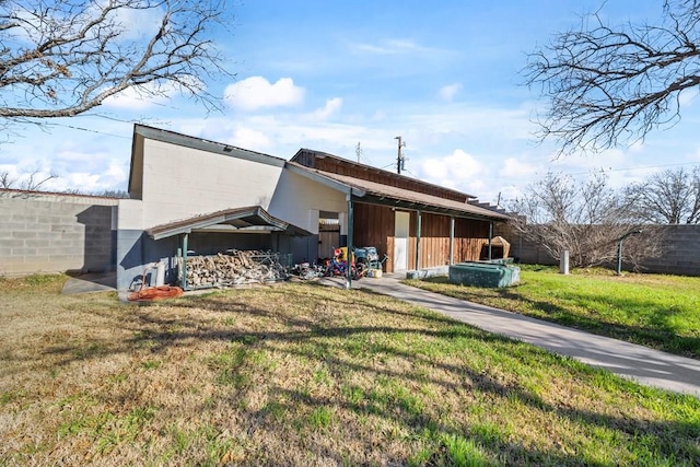 back of house featuring a yard