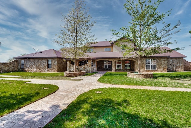 view of front of home featuring a front yard and driveway