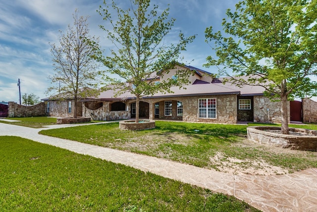 view of front of property featuring a front lawn