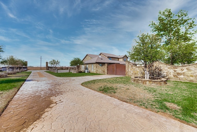 view of front facade with driveway, a garage, and a front yard