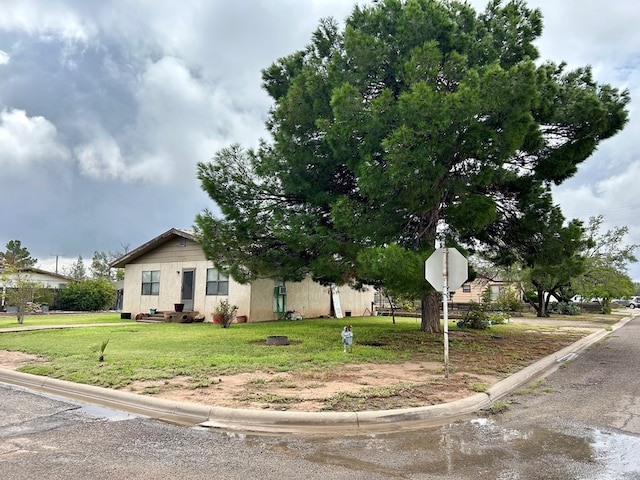 view of front of house featuring a front yard