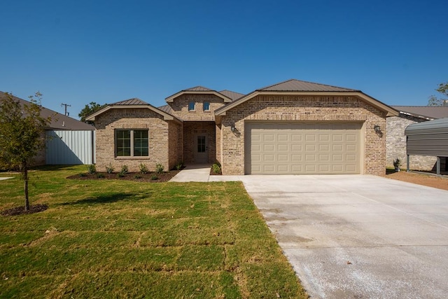 view of front of property featuring a front yard and a garage