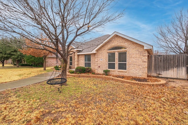 ranch-style house featuring a front lawn