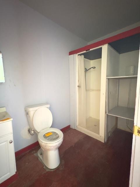 bathroom with a shower with shower curtain, vanity, and toilet