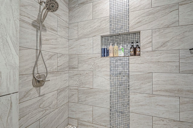 bathroom featuring a tile shower