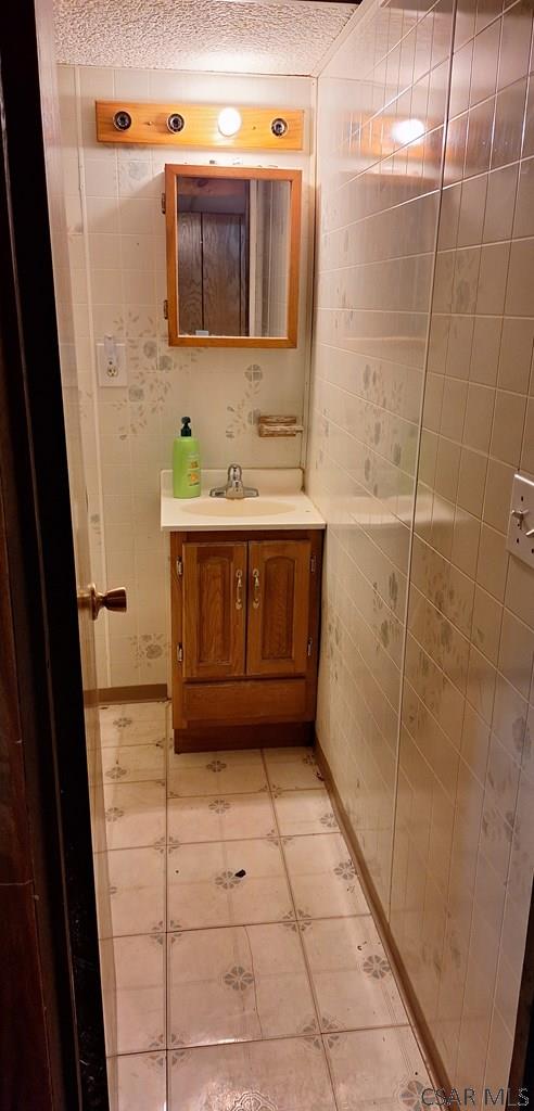 50 Wanda Way, Leechburg, PA 15656 - bathroom featuring vanity and a textured ceiling