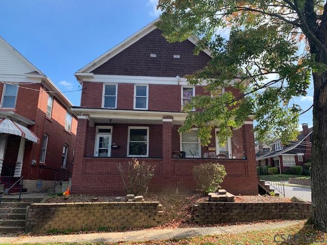 view of front of house with brick siding