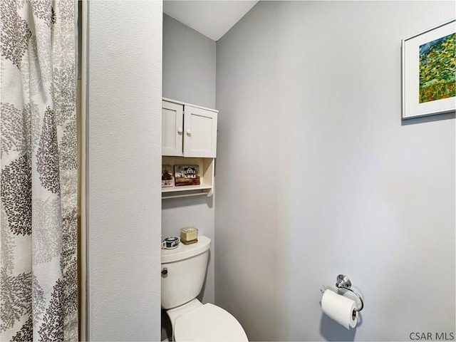 full bathroom featuring curtained shower and toilet