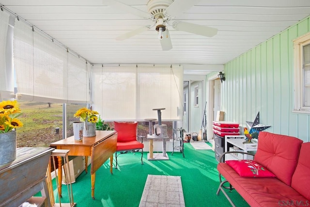 sunroom with ceiling fan