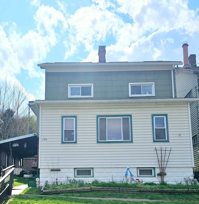 1315 Maryland Ave, Johnstown, PA 15906 - rear view of house featuring a chimney and a yard