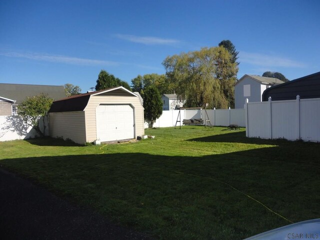 view of yard with a storage unit