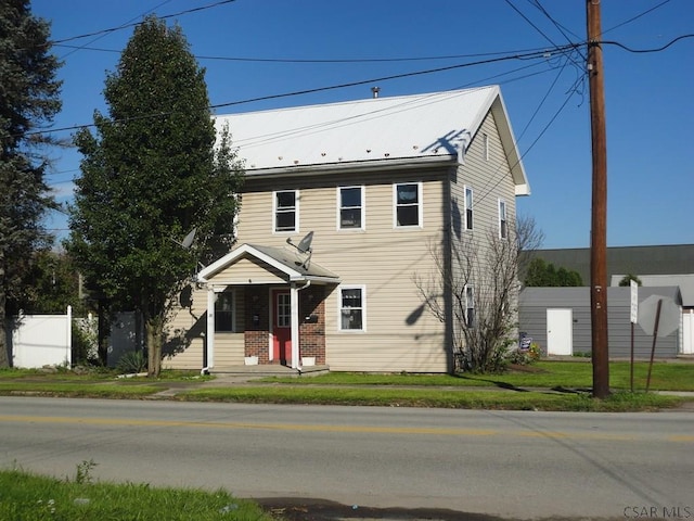 view of front facade featuring a front lawn